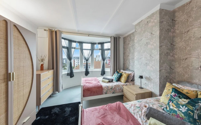 Leslie Road Retreat - Charming 4-bed House