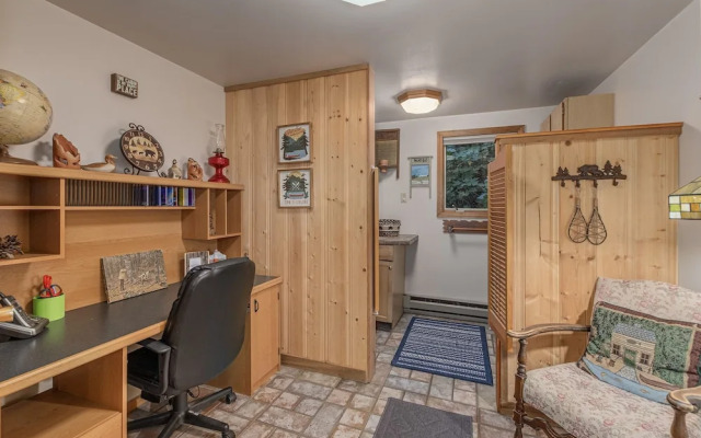 Bear Paw 2 Bedroom Home by NW Comfy Cabins by RedAwning