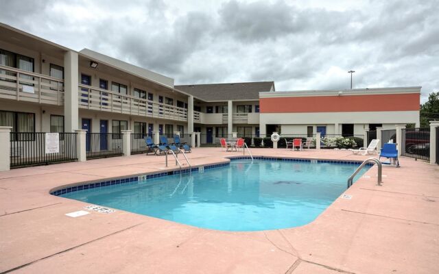 Super 7 Inn By OYO Tupelo Hwy 178