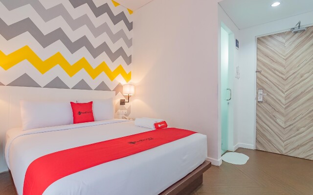 RedDoorz Premium @ Hotel Hebat