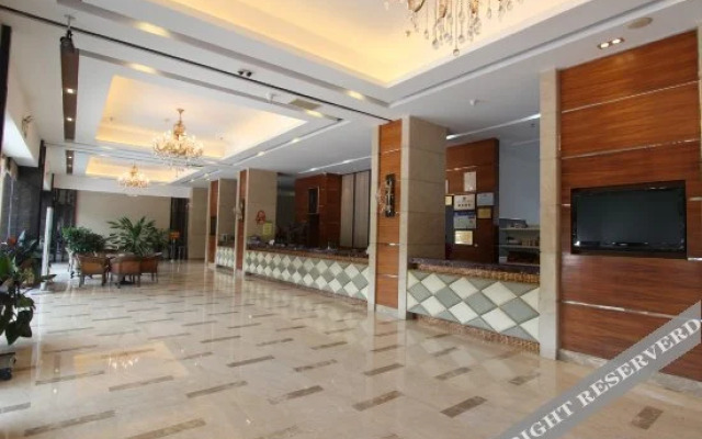 Maoming Zhanquan Hotel (People's Square High-speed Railway Station)