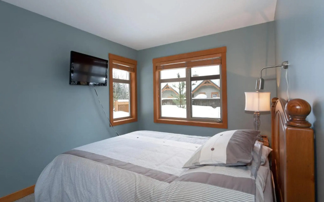 Beautifully Renovated, Fantastic Views Ski in out 3 Beds - Mountain Star
