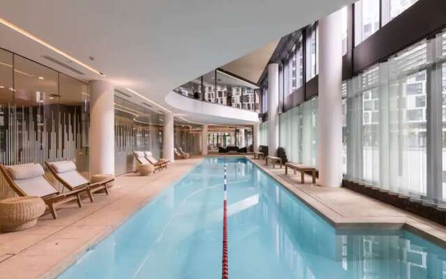 Magnificent Waterfront Apartments on Collins