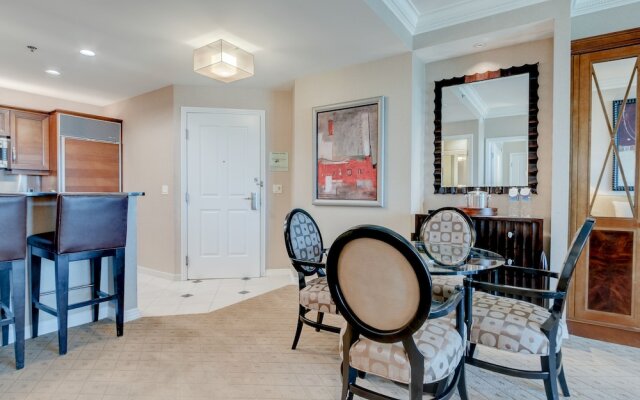 Signature Suite on the Strip