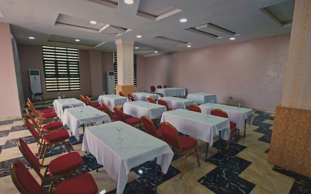 Candellux Imperial Hotel and Suites