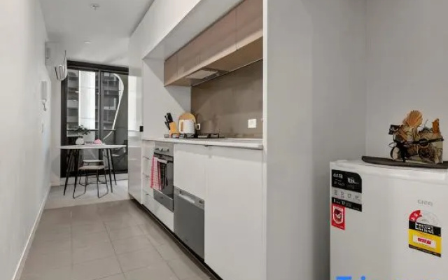 Unbeatable Location - Sleek 1BR  Melbourne Central