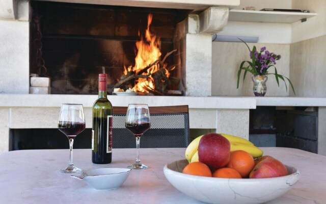 Amazing Home in Pucisca With 3 Bedrooms, Wifi and Outdoor Swimming Pool