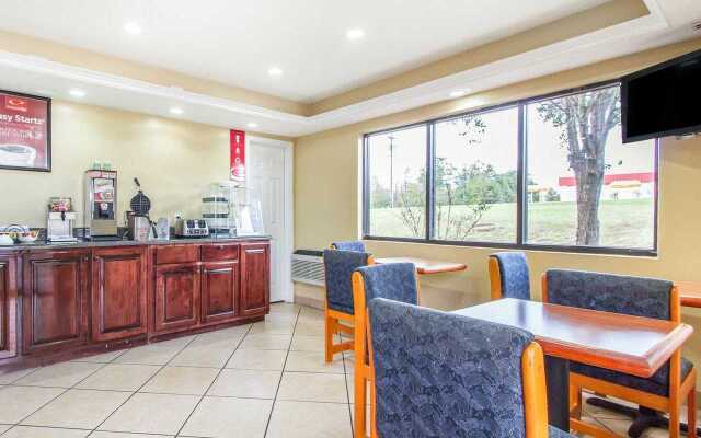 Econo Lodge Inn & Suites