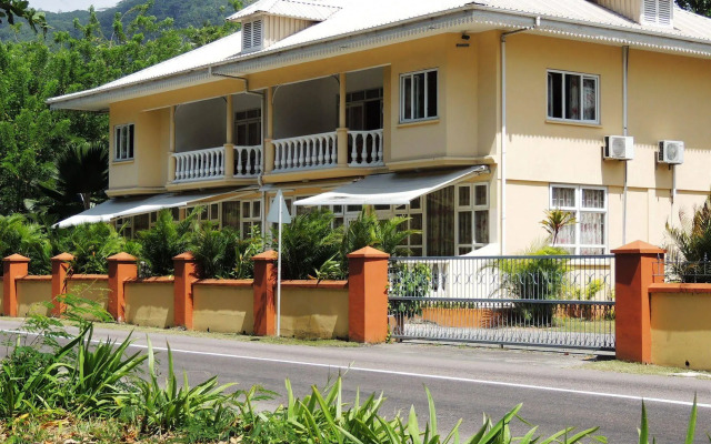 Reef Holiday Apartments