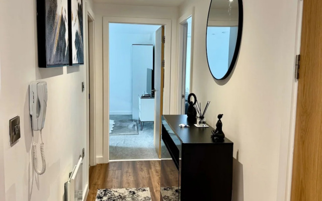 Stylish 2-bed Apt-private Parking-10mins to Centre