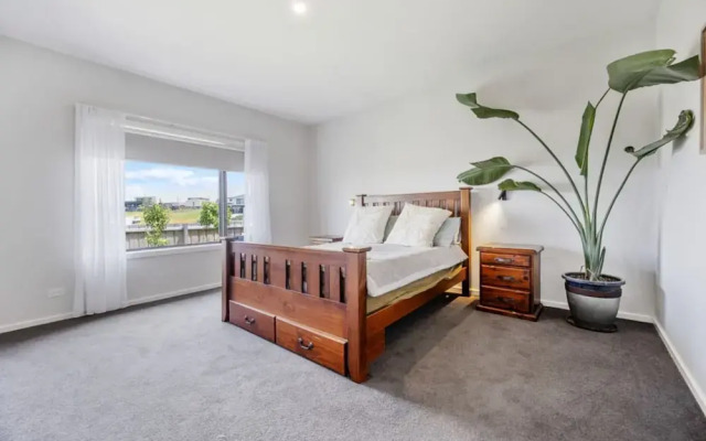 Modern Coastal Escape Pet Friendly With Fireplace