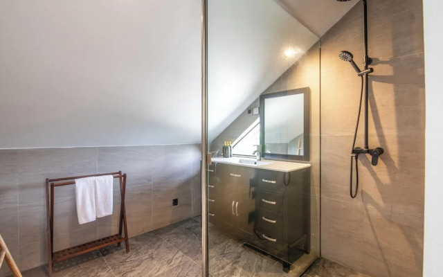 Luxurious 6BR Clifftop Villa, 5 Minutes to Bingin