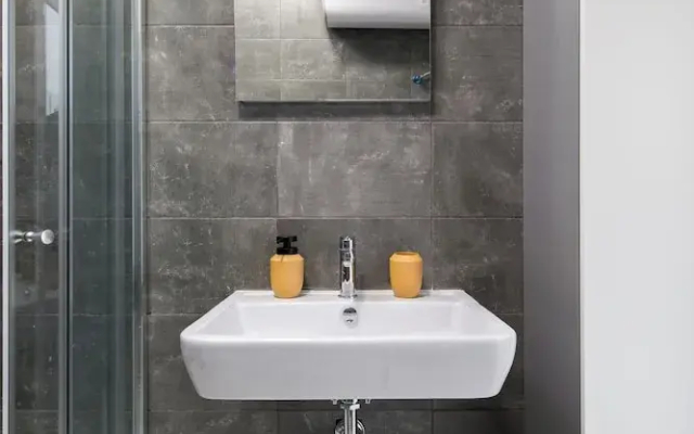 Cosy & Modern 1 BR APT - 2 mins from sea