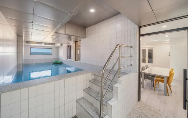 Pohang Etoile Poolvilla