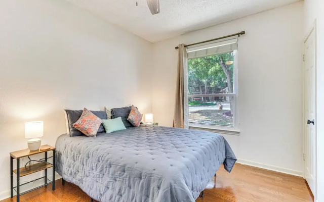 Deck & Greenbelt Access: Lovely Austin Home
