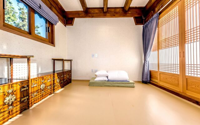 Jeju Hanok Hotel Hallagung