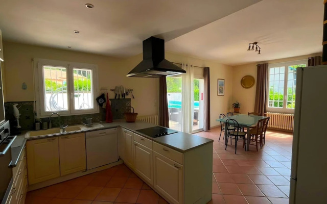 Villa in St Denis With Private Pool & Pyrenees View