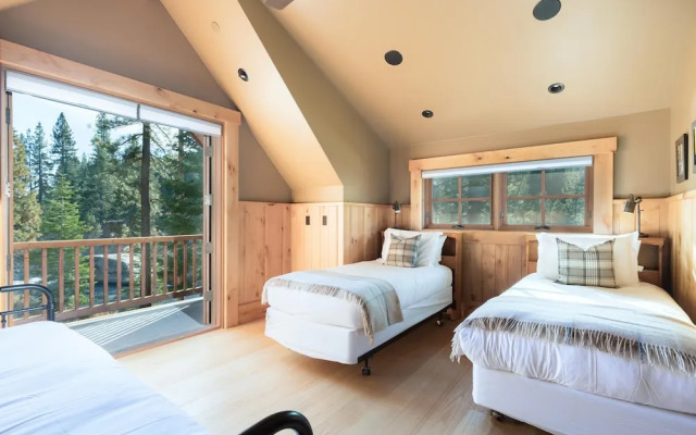 Hunter by AvantStay | Riverfront Cabin w/ Prvt Cottage | 10Mins from Squaw