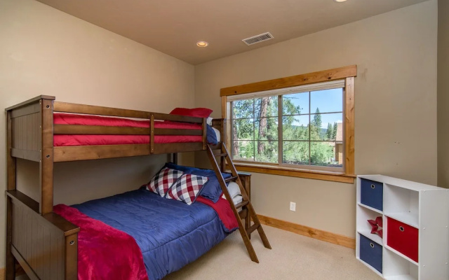 Truckee Townhouse Walk Everywhere by RedAwning