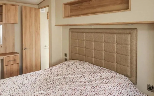 Caravansleeps6-freeparking-quietretreat-nature