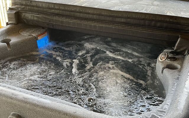 Bigfoots Hideaway 1 Bedroom Cabin by RedAwning