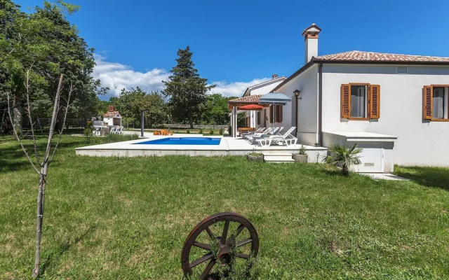 Large Holiday Home With Swimming Pool