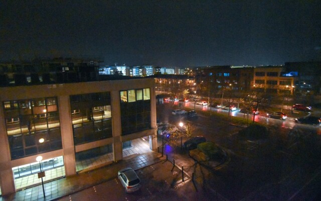 Silbury MK City Apartment With Parking