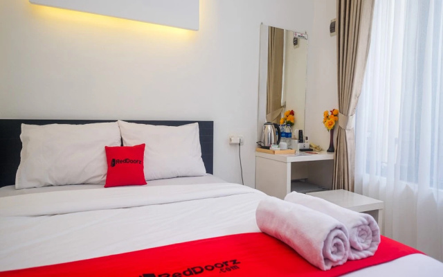 RedDoorz Near Ambarrukmo Area – Guest Rooms – Sleman