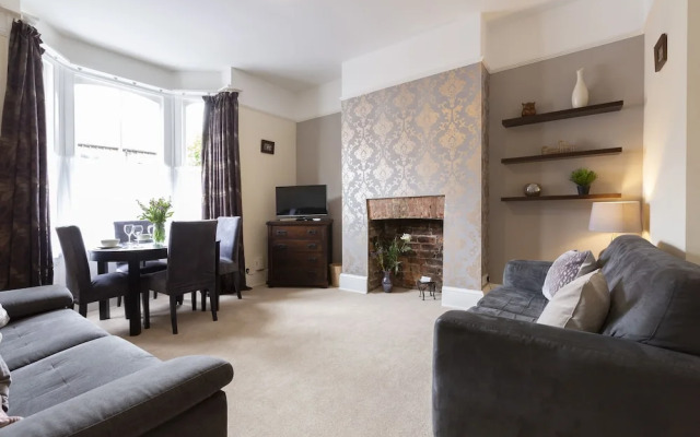 Apartment 32