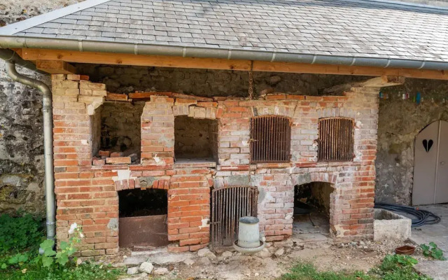 Charming Holiday Home in Yevre-la-ville With Pool