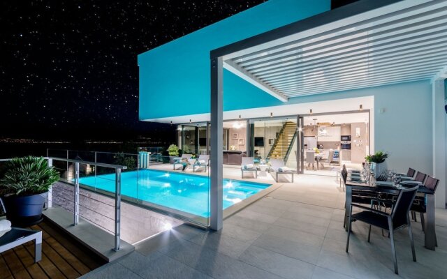Luxury Villa Soleil with Swimming Pool