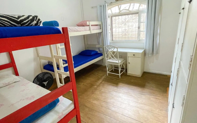Onça da Praia Hostel