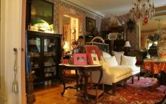 House of 1833 Bed & Breakfast & Gardens