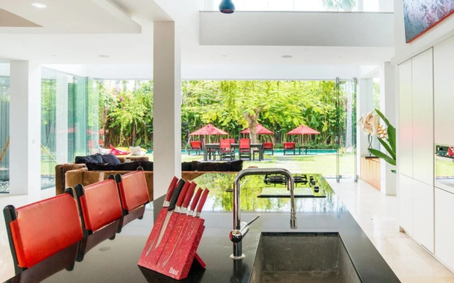 Family Friendly Private Villa, 5 BR, Canggu w/ Staff