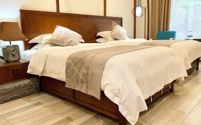 Guilin Crystal Crescent Moon Hotel