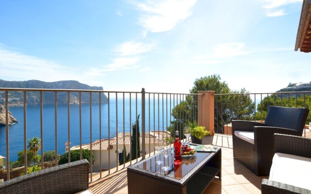 Villa with Incredible Sea Views And Pool Sleeps 7