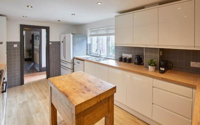 Host Stay Raven House