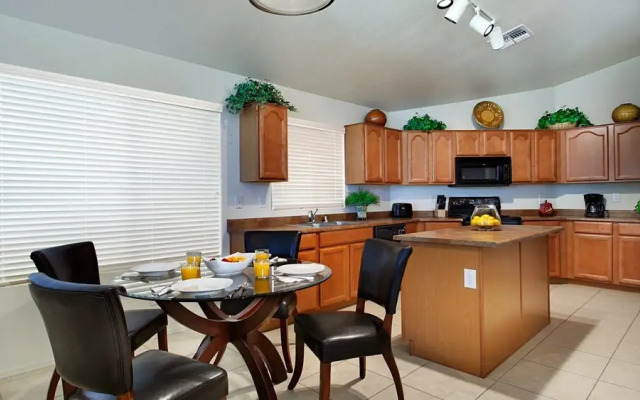 Near Great Shopping & Dining! Pool Table & Games!