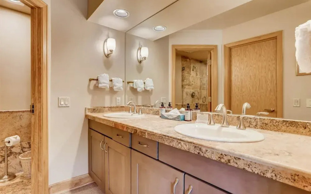 Ski In 3 Bedroom at Chateaux Dumont Keystone