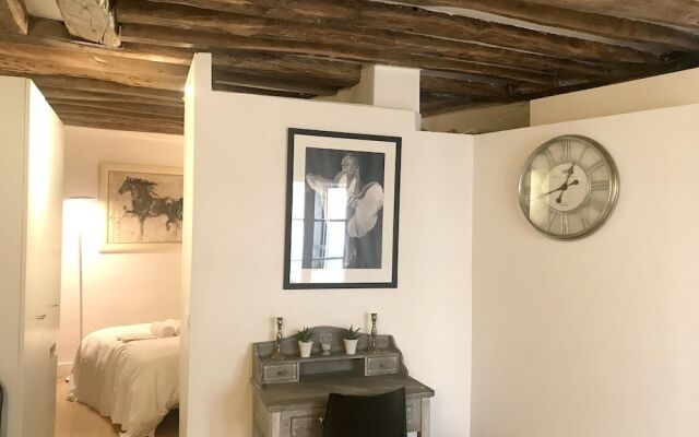 Apartment with One Bedroom in Paris, with Wifi