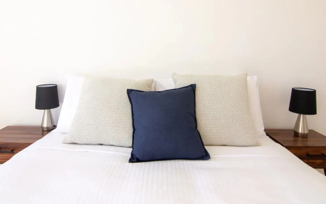 Two Bedroom Apartment in Mosman With Harbour Views