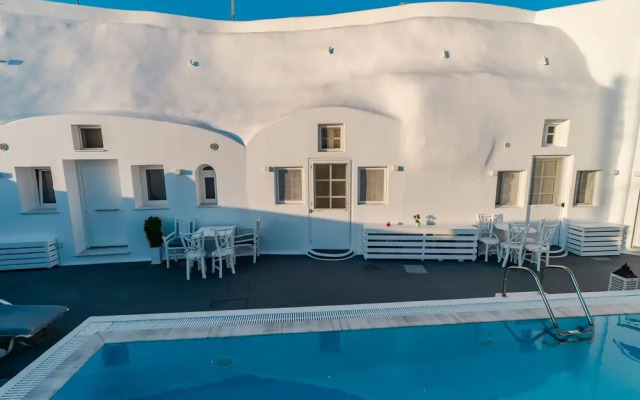 Fira-cave-sleeps 13-parking-pool-pet Friendly