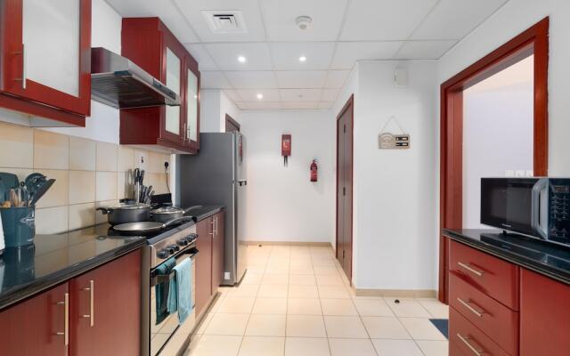 Whitesage - Magnificent Waterfront Apt, Steps From the Beach