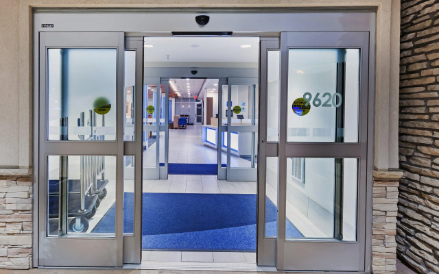 Holiday Inn Express & Suites Lenexa - Overland Park Area by IHG