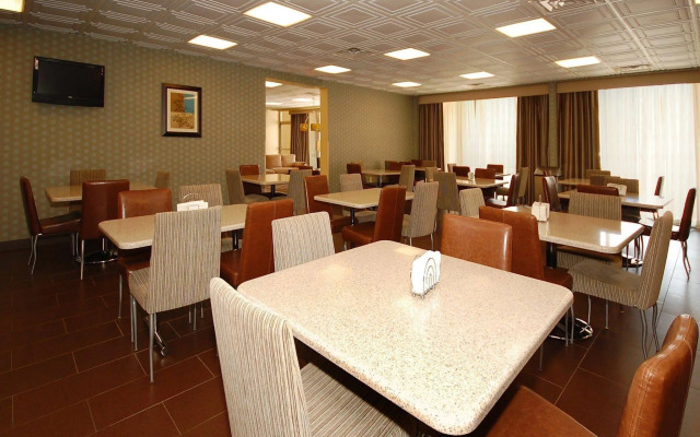 Quality Inn & Suites Charleston - Civic Center