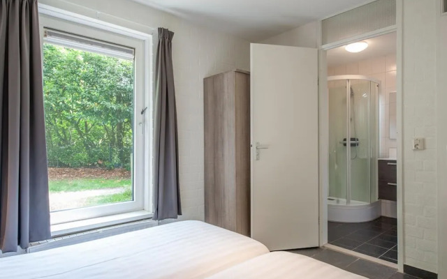 Restyled House with 5 Bathrooms near Vrachelse Heide