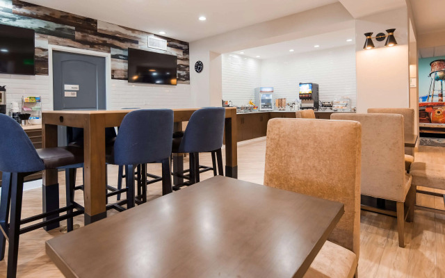 Best Western Plus New Barstow Inn & Suites