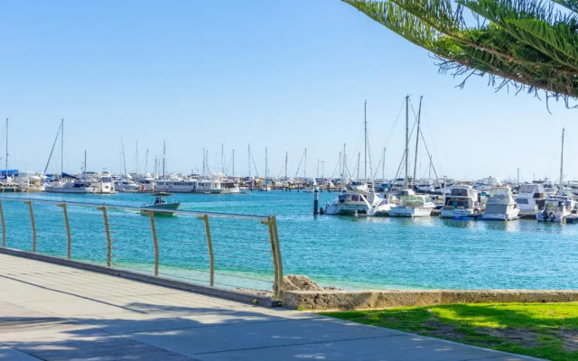 Mullaloo Beach Hotel & Apartments