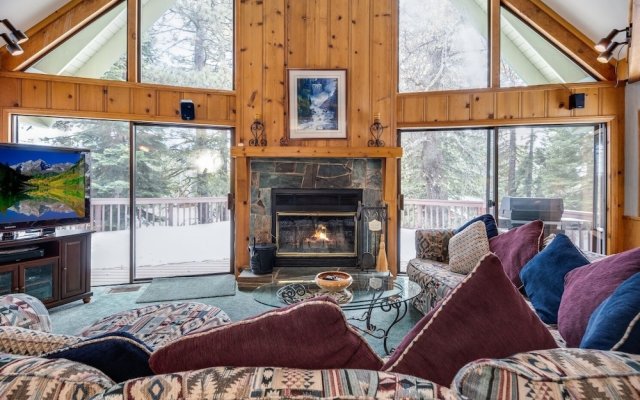 Spacious Cabin Sleeps up to 12! - Sky High #86 by Bear Valley Vacation Rentals