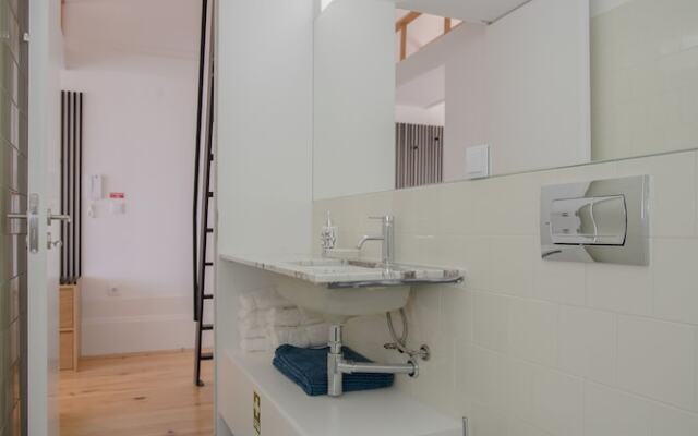 Liiiving - Mezzanine Downtown Balcony